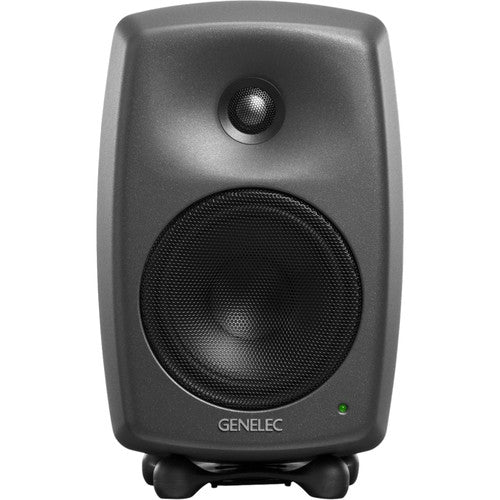 Genelec 8320APM: Monitor de estudio activo inteligente (SAM) compacto 2 vías, woofer 4" y tweeter de 3/4". Potencia 100W (50W+50W) Ofrece precisión acústica superior y adaptación automática (AutoCal™ y GLM™ 2.0). Ideal para near-field en estudios. 1 pieza