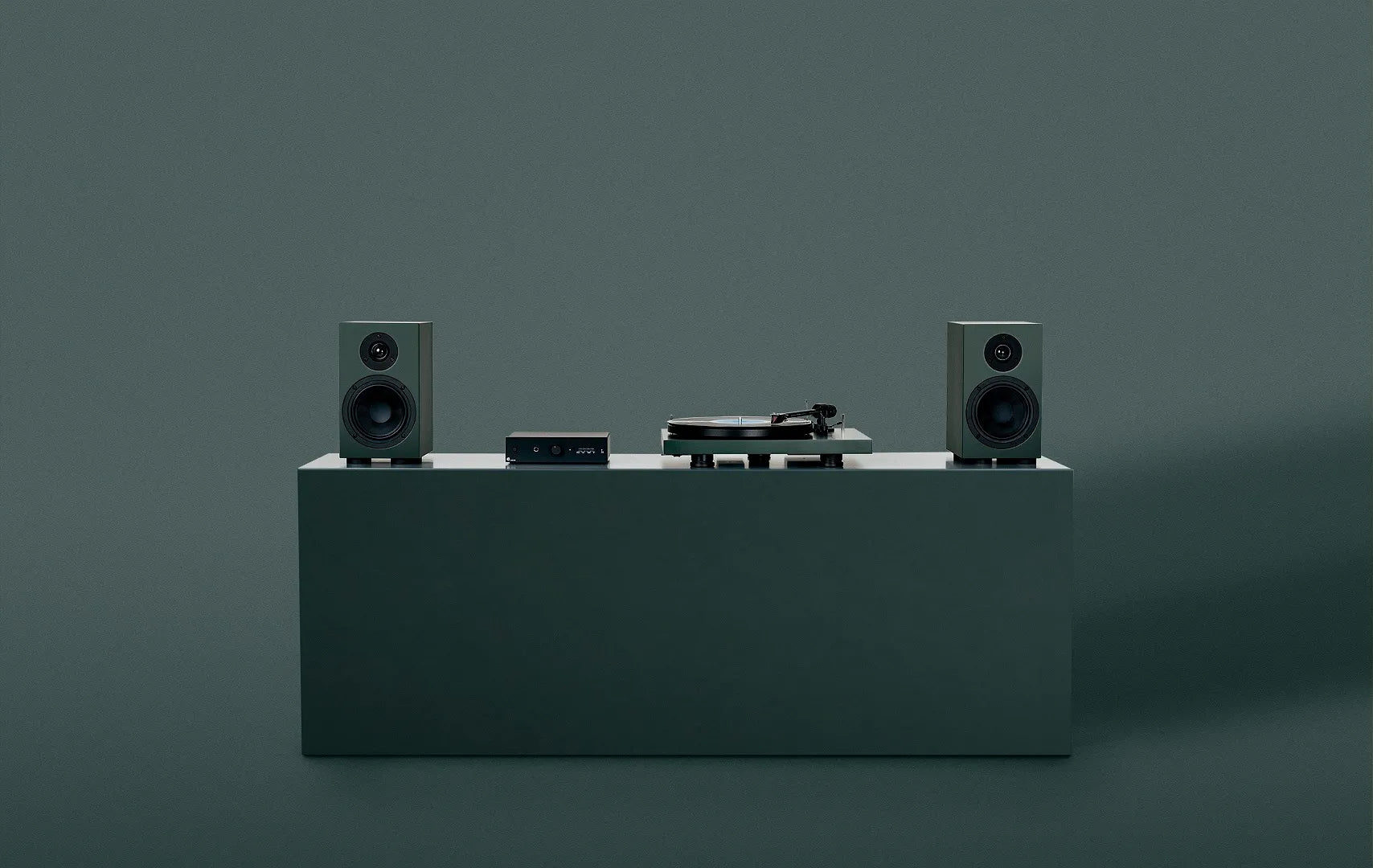 Pro-Ject Colourful Audio System 2: El sistema HiFi All-In-One definitivo. Sonido True Analog con tornamesa Debut EVO 2, amplificador MaiA S3 y altavoces Premium. Calidad audiófila, diseño minimalista y conectividad Bluetooth. ¡Vinilo en estado puro!