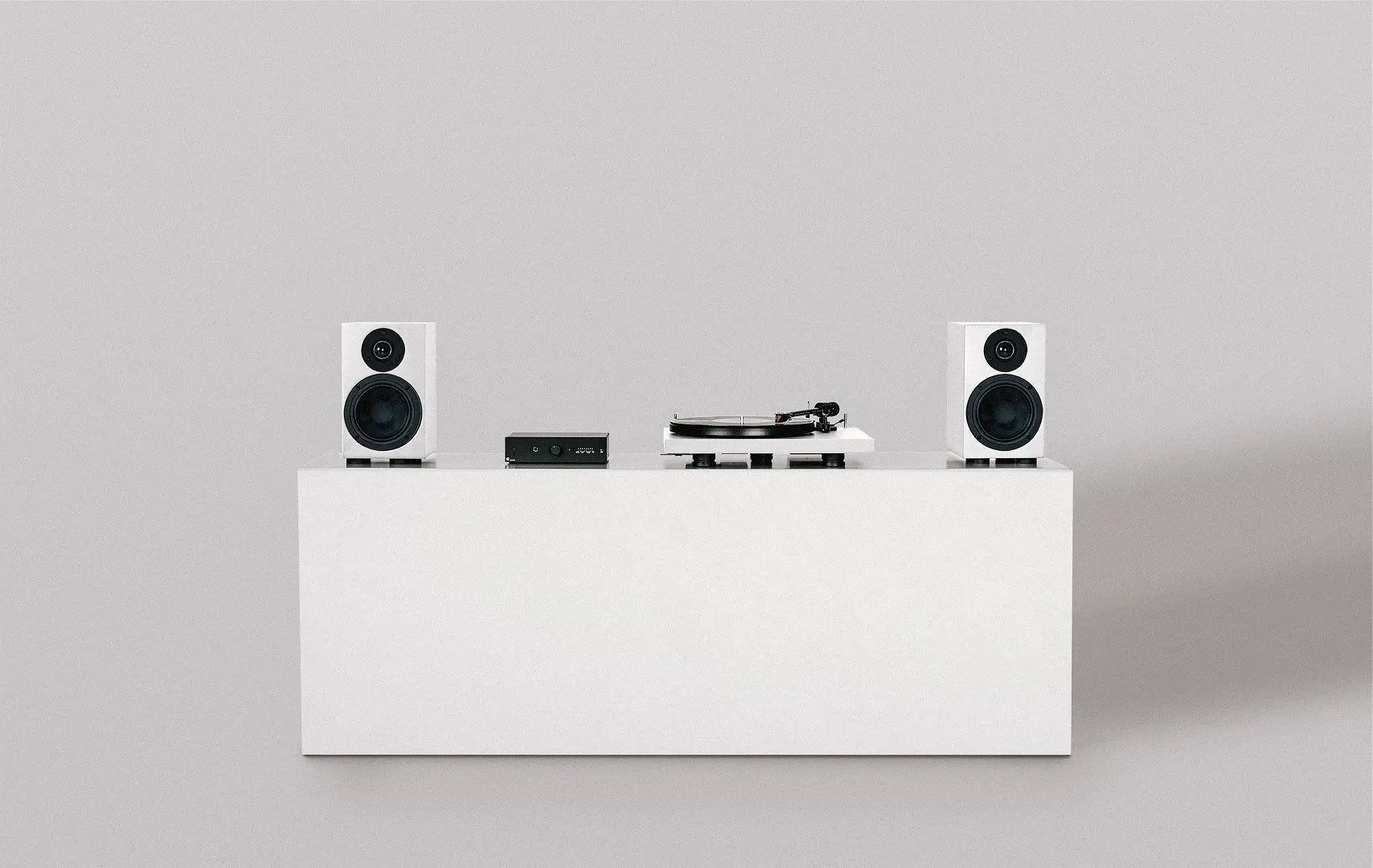 Pro-Ject Colourful Audio System 2: El sistema HiFi All-In-One definitivo. Sonido True Analog con tornamesa Debut EVO 2, amplificador MaiA S3 y altavoces Premium. Calidad audiófila, diseño minimalista y conectividad Bluetooth. ¡Vinilo en estado puro!