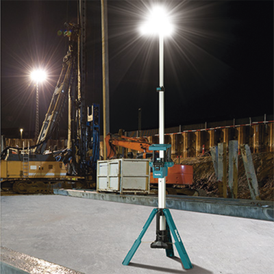 Lampara con Torre para Iluminación Inalambrica con tres Cabezales Multidireccionales , se extiende hasta 2.2 metros, Utiliza batería LXT® Litio‑Ion de 18V.