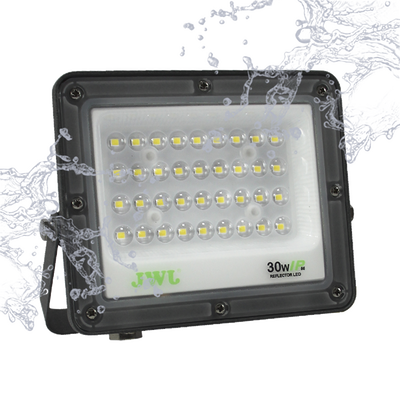 Reflector Tipo Lupa 30 W / Flujo luminoso 3 000 lm / 110 - 240 Vca~ 60Hz / Dimensiones 150 x 125 x 22 mm / Uso en exterior IP66.