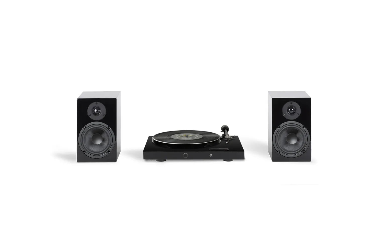 Sistema de audio para vinilos Pro-Ject Juke Box E1 Hi-Fi Set en color negro brillante acabado Piano Black, con amplificador integrado y par de bocinas estéreo.