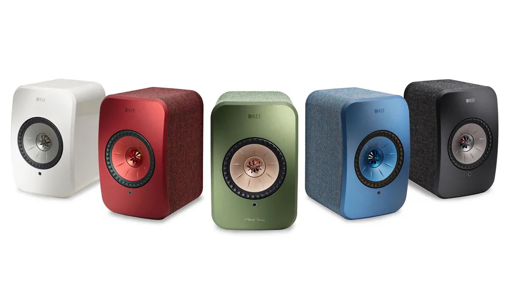 Colección completa de altavoces Hi-Fi inalámbricos KEF LSX II en todos sus acabados: Negro Carbón, Blanco Mineral, Azul Cobalto, Rojo Lava, Verde Oliva y la edición especial Sound Wave de Terence Conran. Sistema de sonido estéreo compacto para casa y oficina.