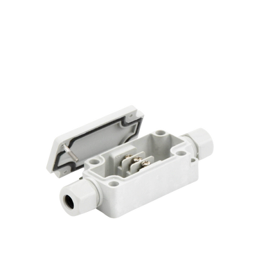 Caja de Conexión Exterior con Terminales Intermedias para 3 Líneas (Tornillo simple). Incluye Glándulas.