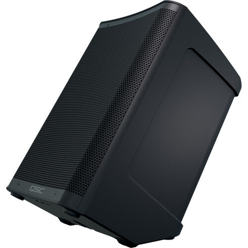 Altavoz QSC CB10 inclinado a 30 grados para uso como monitor de escenario