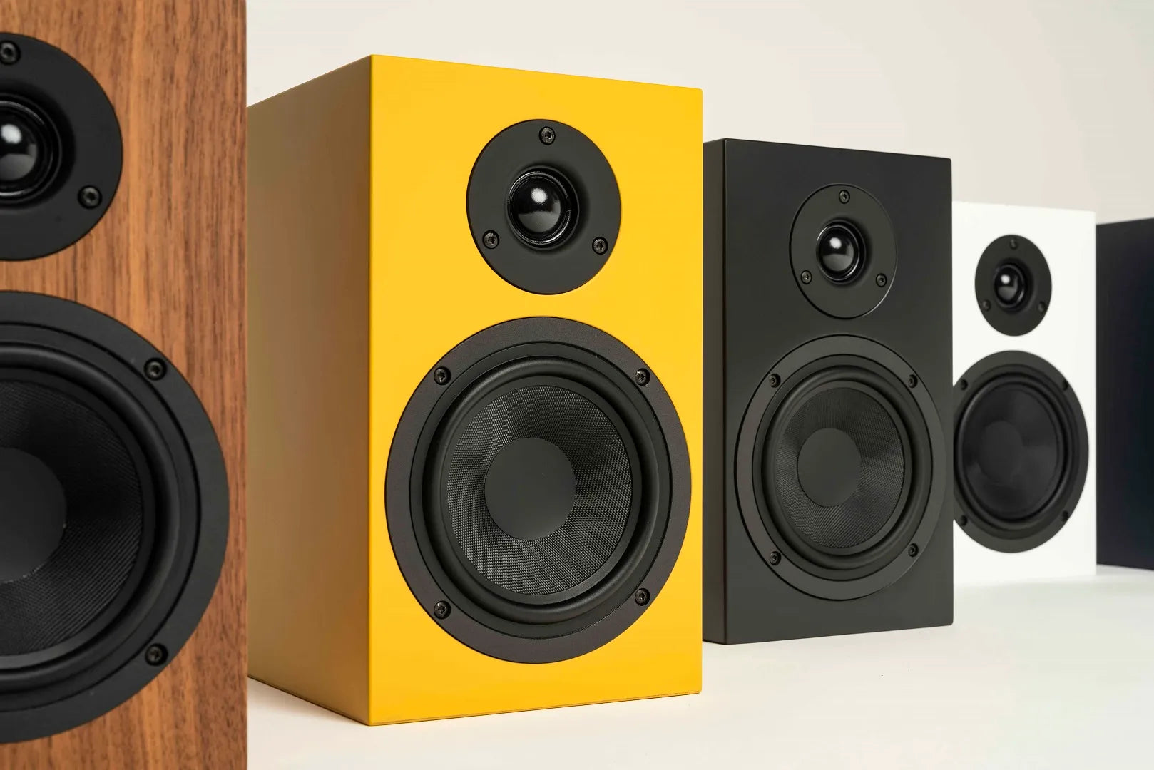 Pro-Ject Colourful Audio System 2: El sistema HiFi All-In-One definitivo. Sonido True Analog con tornamesa Debut EVO 2, amplificador MaiA S3 y altavoces Premium. Calidad audiófila, diseño minimalista y conectividad Bluetooth. ¡Vinilo en estado puro!