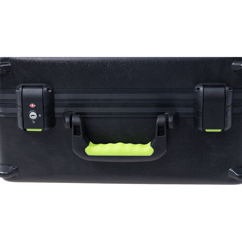 Primer plano del pestillo de bloqueo aprobado por la TSA y herrajes de acero negro del estuche de proteccion Shure SH-MICCASE15.