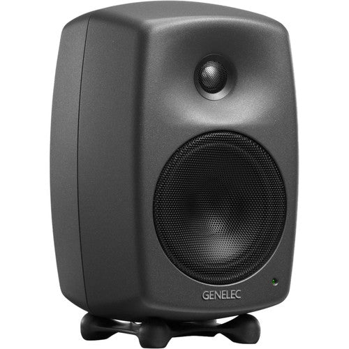 Genelec 8320APM: Monitor de estudio activo inteligente (SAM) compacto 2 vías, woofer 4" y tweeter de 3/4". Potencia 100W (50W+50W) Ofrece precisión acústica superior y adaptación automática (AutoCal™ y GLM™ 2.0). Ideal para near-field en estudios. 1 pieza