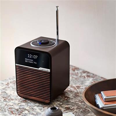 RUARK  R1 Deluxe Radio Hi-Fi Bluetooth,  Receptor de audio Bluetooth • Receptor FM antena de alta ganancia, Pantalla OLED, Amplificador de alta fidelidad y altavoz de rango extendido • USB para reproducción de música y carga de dispositivos
