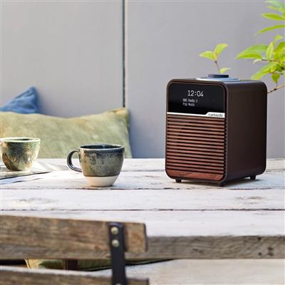 RUARK  R1 Deluxe Radio Hi-Fi Bluetooth,  Receptor de audio Bluetooth • Receptor FM antena de alta ganancia, Pantalla OLED, Amplificador de alta fidelidad y altavoz de rango extendido • USB para reproducción de música y carga de dispositivos