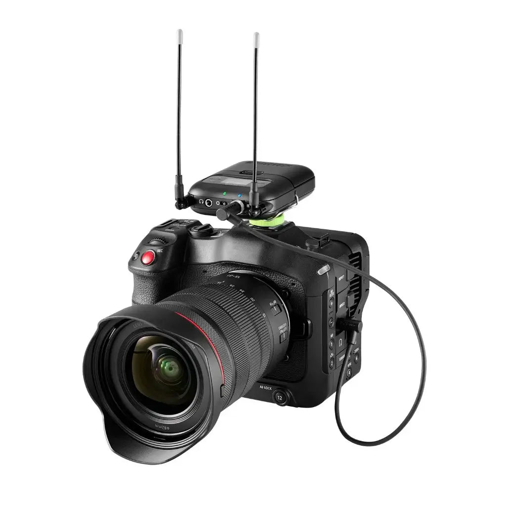 Receptor portátil Shure SLXD5 montado sobre una cámara fotográfica profesional mirrorless mediante su adaptador de zapata fría.