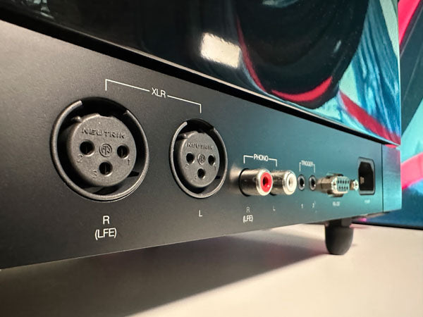B&W DB3D Subwoofer ofrece graves increíblemente potentes y controlados gracias a sus dos controladores Aerofoil™ de 8 pulgadas, su amplificador y su procesamiento de señal digital. NEGRO BRILLANTE