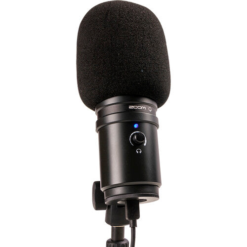 ZOOM ZUM-2 Podcast Mic Pack le ofrece todo lo que necesita para grabar y transmitir, Paquete de micrófono para podcast con micrófono ZUM-2, auriculares, soporte de escritorio, cable y protector contra viento