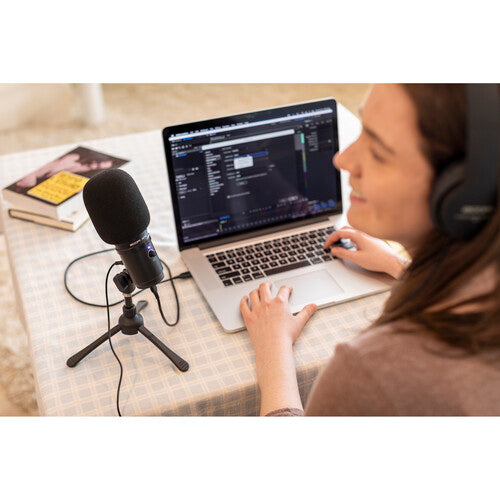 ZOOM ZUM-2 Podcast Mic Pack le ofrece todo lo que necesita para grabar y transmitir, Paquete de micrófono para podcast con micrófono ZUM-2, auriculares, soporte de escritorio, cable y protector contra viento