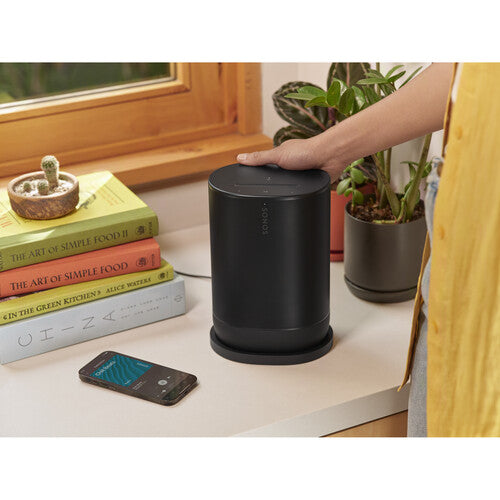 SONOS MOVE2 Altavoz inteligente portátil, Sonido estéreo, Graves a través de un woofer medio ajustado con precisión, Escucha optimizada con ajuste Trueplay, Hasta 24 horas de batería, Base de carga inalámbrica incluida, Transmisión Bluetooth y Wi-Fi