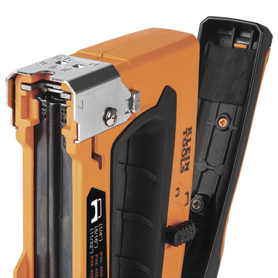 Grapadora para Cables de Voz, Datos y Video (UTP) a Madera / Tablaroca. Compatible con grapas 450-001, 450-002, 450-003