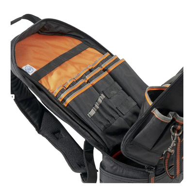 Mochila para herramientas Tradesman Pro™ de 36,8 cm en color negro con 39 bolsillos (No incluye herramientas).