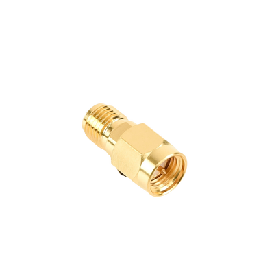 Adaptador en Línea, de Conector SMA Macho a SMA Hembra Inverso, Oro/ Oro/ Teflón.