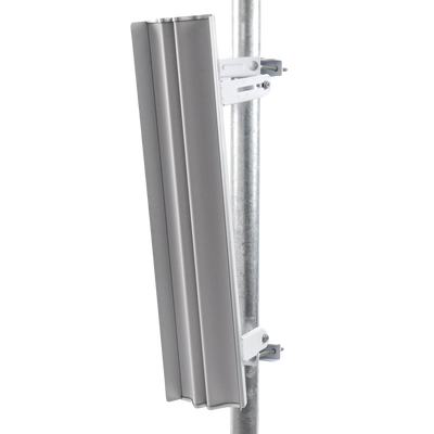 Antena sectorial para estaciones base airMAX AC de 60° de cobertura horizontal, en 5 GHz (5150 - 5875 MHz) de 21 dBi