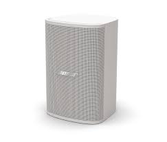 Par de bocinas comerciales Bose Professional DesignMax DM3SE color blanco para montaje en pared o superficie, mostrando su diseño elegante de rejilla de aluminio y soporte articulado blanco.