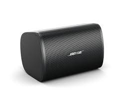 Par de altavoces profesionales para exteriores e interiores Bose Professional DesignMax DM3SE en color negro, montados vertical y horizontalmente sobre la pared con sus soportes en U negros incluidos.