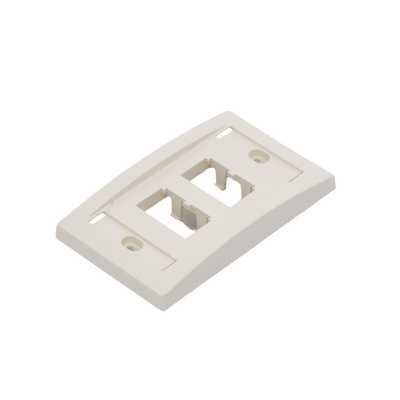 Placa de Pared Vertical Ejecutiva, Salida Para 4 Puertos Mini-Com, Con Espacios Para Etiquetas, Color Blanco Mate