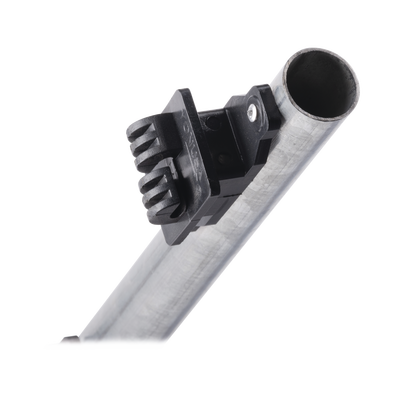 Poste de 1.2 m fabricado en tubo de acero galvanizado con 5 aisladores de paso