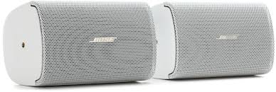 Par de altavoces de rango completo para exteriores e interiores Bose Professional FreeSpace FS2SE color blanco texturizado, con rejillas metálicas y soportes articulados a juego.