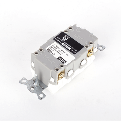 Contacto de Auto-verificación GFCI con Interruptor de Falla a Tierra de 15 A 125 V 2 Polos, 3 Hilos Color Blanco (Nema 5-15R), Grado Comercial.