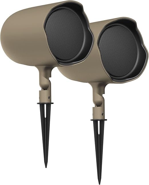 Sistema de audio exterior premium con bocinas JBL GSF6 instaladas con estaca en el diseño de un jardín.
