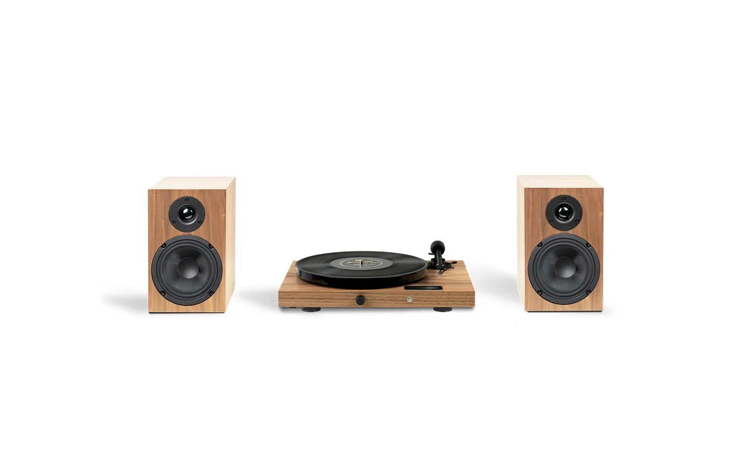 Sistema de tocadiscos todo en uno Pro-Ject Juke Box E1 Hi-Fi Set en acabado de madera Walnut, mostrado junto a sus dos altavoces de estantería a juego.