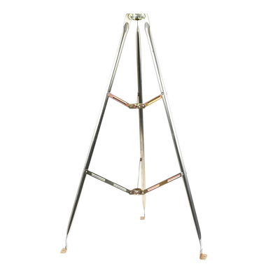 Montaje de tripie para exterior, altura total del tripie 1.52 m. Compatible con mástiles de hasta 3 m de largo 1  1/4 a 2" de diámetro