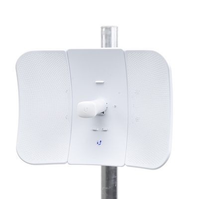 Cliente PtMP LTU™ Long Range, 5 GHz (4.8 - 6-2 GHz) con antena integrada de 26 dBi