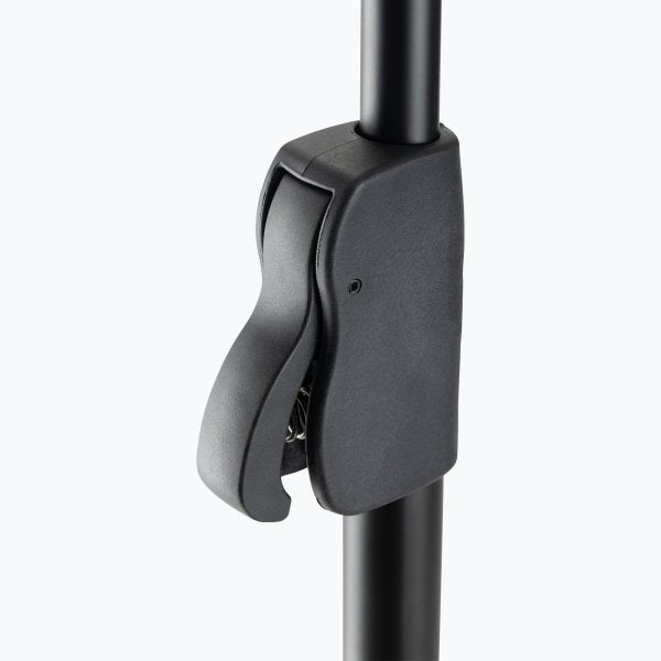 ON STAGE MS7201QRB Pedestal para micrófono telescópico de liberación rápida con base redonda para escenario, Rango de altura de 34 a 62" (86.36 a 157.48 cm)(negro)