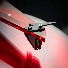 Pro-Ject AC/DC Limited Edition Tornamesa - Toca Discos Hi-Fi con Cápsula Ortofon, Brazo de Aluminio de 8.6" y Plato de Vidrio. Diseño Conmemorativo con el Icónico Logo de AC/DC. Alta Fidelidad para Fans del Rock.