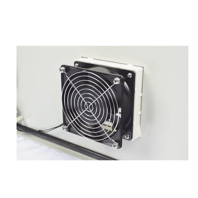 Gabinete Ventilado de Acero IP55 Uso en Exterior (600 x 800 x 300 mm) con Placa Trasera Interior Metálica y Compuerta Inferior Atornillable. Incluye Ventilador, Ventilas, filtros, Chapas y Llave T.