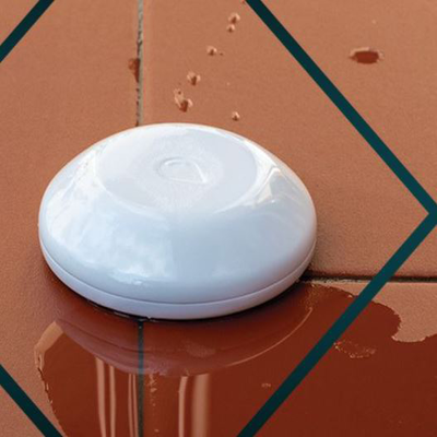 Sensor inalámbrico inteligente de inundación con medición de temperatura.