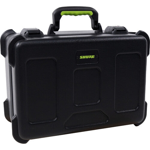 Estuche rigido de polietileno negro Shure SH-MICCASE15 cerrado mostrando el mango ergonómico y cierres de seguridad TSA para transporte de equipo de audio profesional.