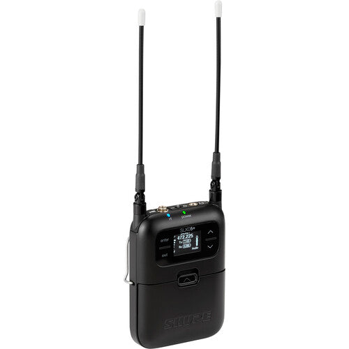 Transmisor de mano digital Shure SLXD2 con rejilla protectora de la cápsula dinámica SM58 y pantalla LCD de nivel de batería.