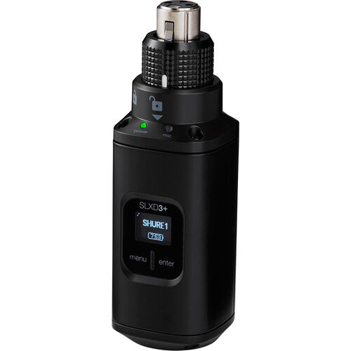 Transmisor de tapón inalámbrico Shure SLXD3+ con entrada XLR de 3 pines y pantalla de configuración para micrófonos de mano o de reportero.