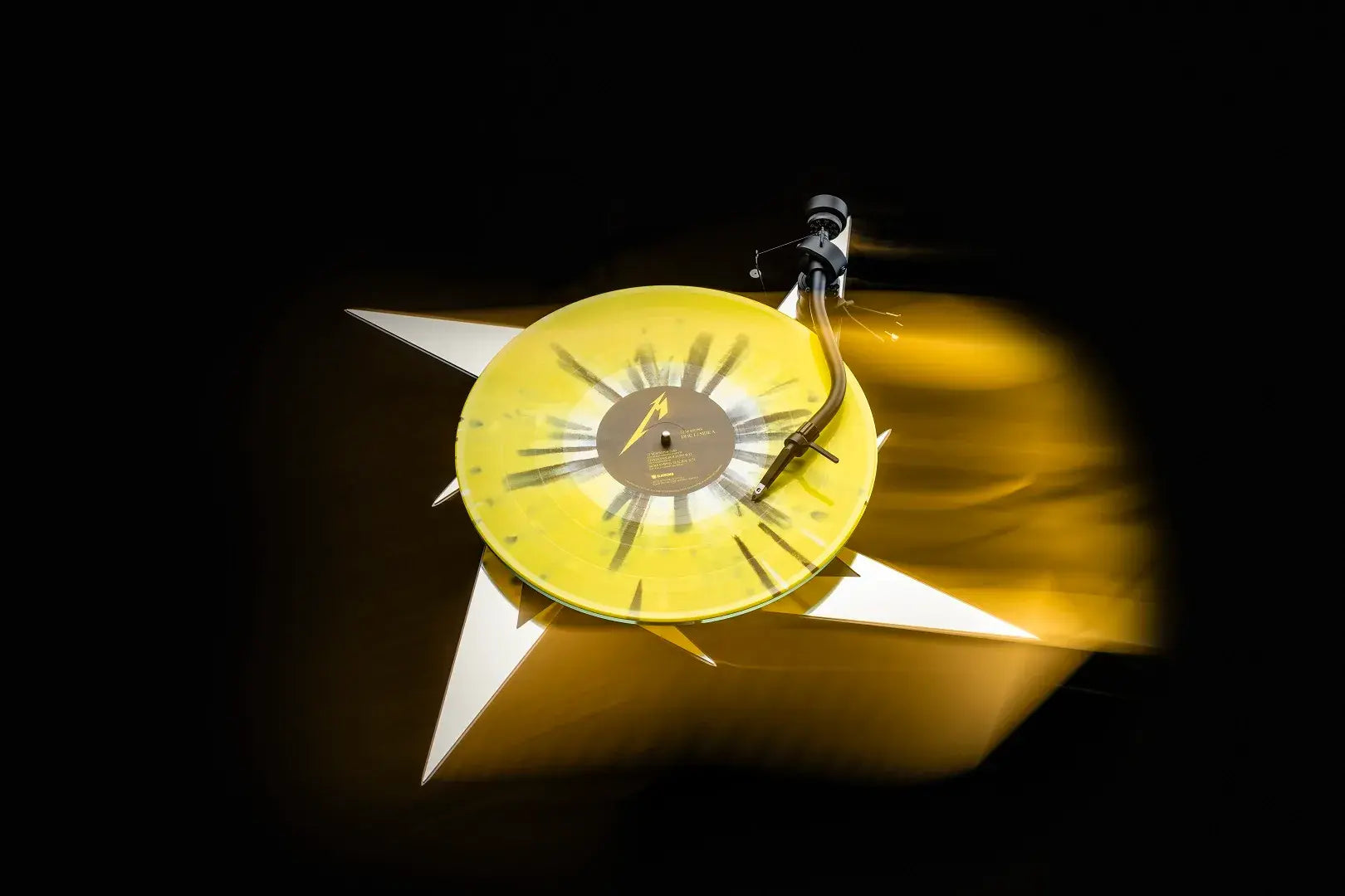Tornamesa Pro-Ject Metallica Limited Edition con diseño de estrella ninja en metal espejado, plato de vidrio pesado amarillo