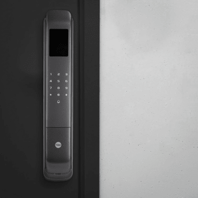 Cerradura Digital Cornelius / Reconocimiento Facial 3D / Sensor de Huella con IA / Capacidad de 100 Huellas, 20 Face ID, 100 Tarjetas MIFARE / Doble Verificación / Bloqueo Automático / Modo Niños / IP54 / Aleación de Aluminio