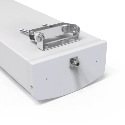 Antena Sectorial para Exterior / Frecuencia 1710-2190 MHz / Ganancia 18 dBi / Ancho de Banda 480 MHz / VSWR ≤1.5 / Potencia Máxima 200W / IP65 / Montaje en Tubo