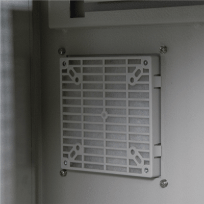 Gabinete Ventilado de Acero IP55 Uso en Exterior (593 x 609 x 399 mm) con Placa Trasera Interior Metálica y Compuerta Inferior Atornillable. Incluye Ventilador, Ventilas, filtros, Montaje Rack 19", Terminal de Tierra Física, Chapas y Ll