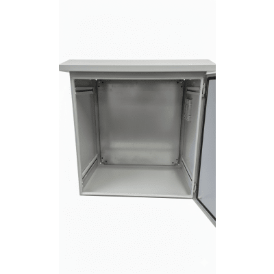 Gabinete Ventilado de Acero IP55 Uso en Exterior (593 x 609 x 399 mm) con Placa Trasera Interior Metálica y Compuerta Inferior Atornillable. Incluye Ventilador, Ventilas, filtros, Montaje Rack 19", Terminal de Tierra Física, Chapas y Ll