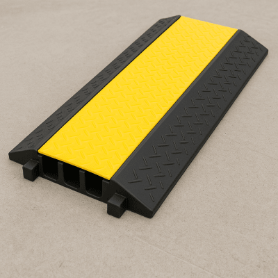 Protector de Cable de 3 Canales / Base de Goma y Tapa de Plástico / Tamaño del Canal 56x55MM / Capacidad de Carga 6.1 Toneladas / Longitud 90 cm / Ancho del Contorno 50 cm / Altura 7.5 cm / Color Amarillo-Negro / Material Hule
