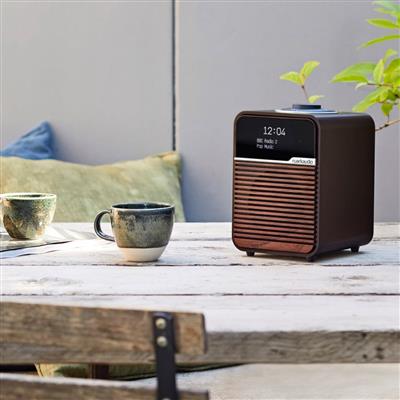 RUARK  R1MK4 Deluxe Radio Hi-Fi Bluetooth,  Receptor de audio Bluetooth • Receptor FM antena de alta ganancia, Pantalla OLED, Amplificador de alta fidelidad y altavoz de rango extendido • USB para reproducción de música y carga de dispositivos