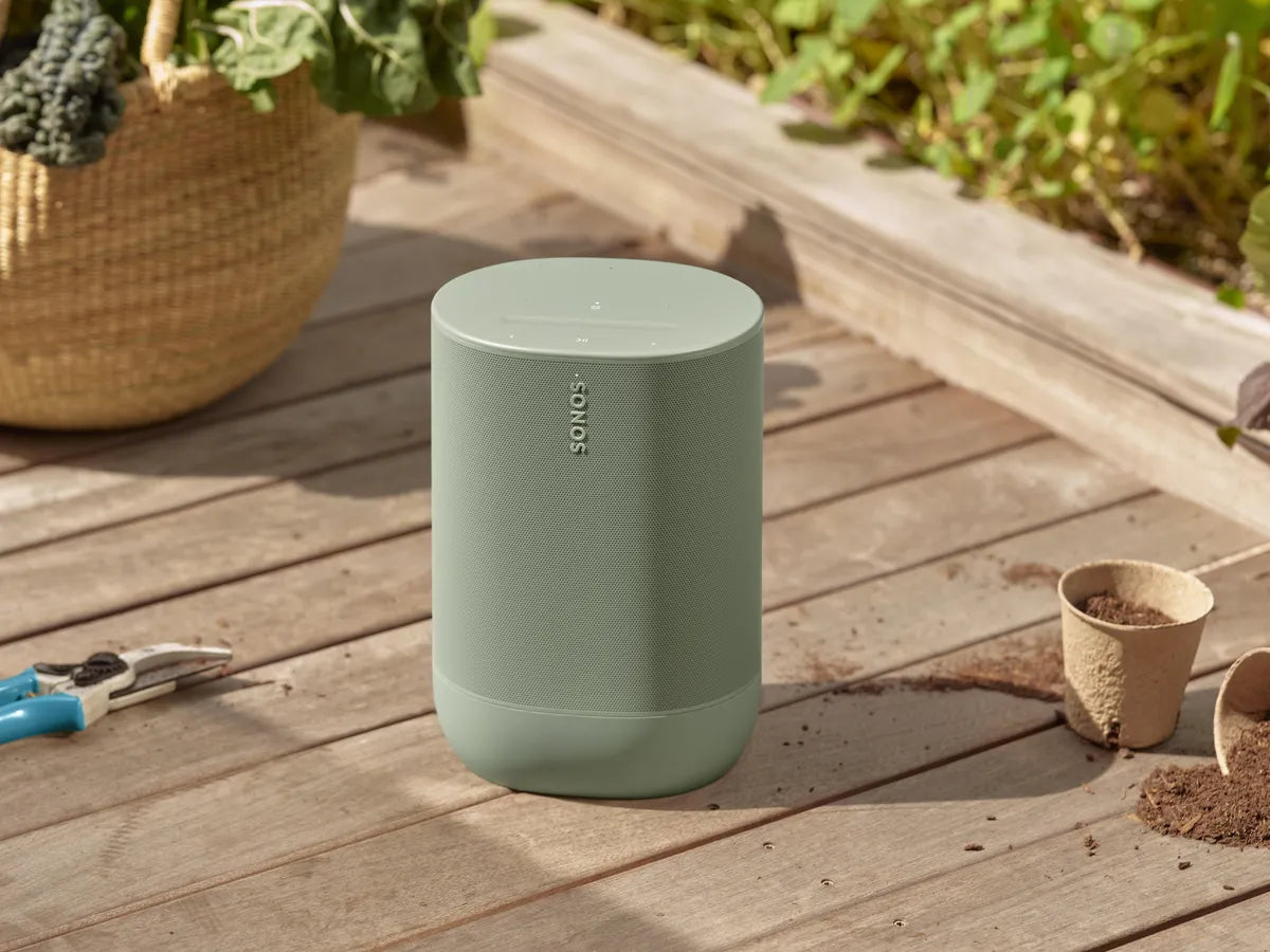 SONOS MOVE2 Altavoz inteligente portátil, Sonido estéreo, Graves a través de un woofer medio ajustado con precisión, Escucha optimizada con ajuste Trueplay, Hasta 24 horas de batería, Base de carga inalámbrica incluida, Transmisión Bluetooth y Wi-Fi